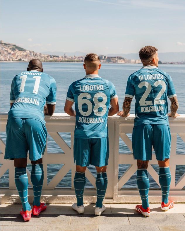 那不勒斯球员在赛后的庆祝中露出笑容，展现团队团结