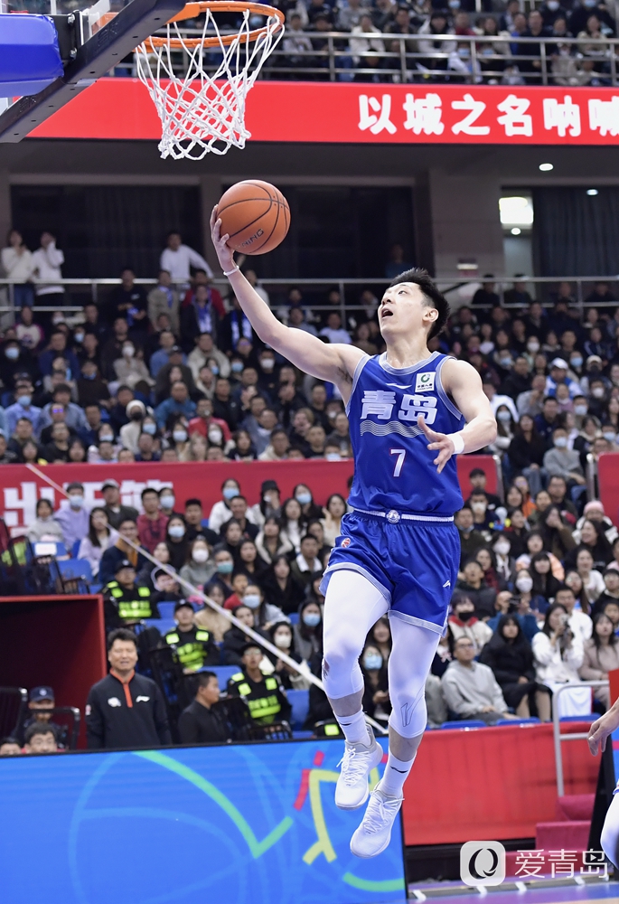 青岛男篮主场取胜，发挥团队配合精彩的简单介绍