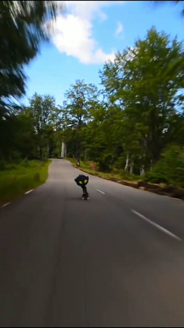 捷克滑板选手飞驰赛场，斩获金牌大奖