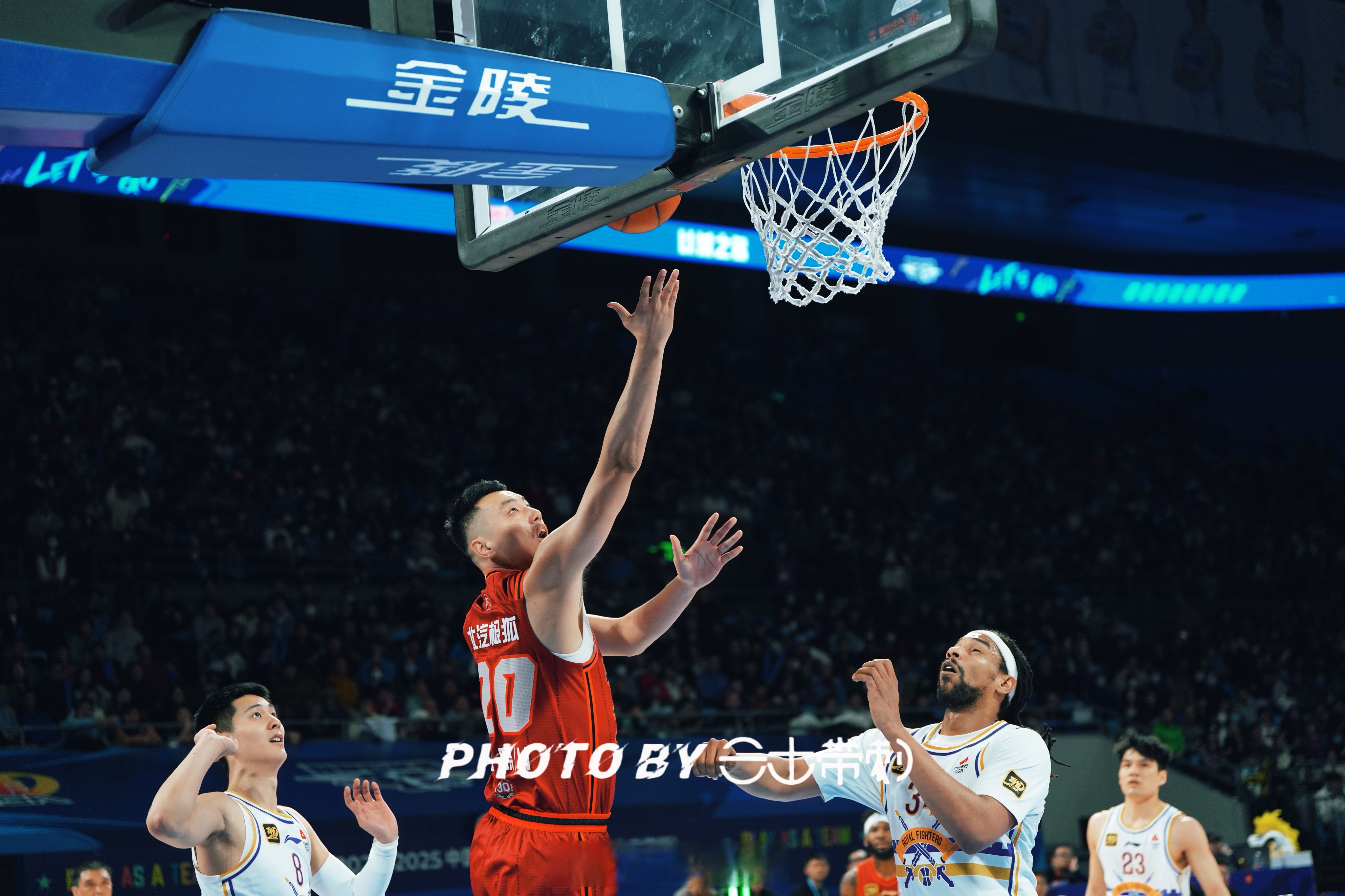 世俱杯决赛-福建男篮迎战北京北控，实力对比激烈