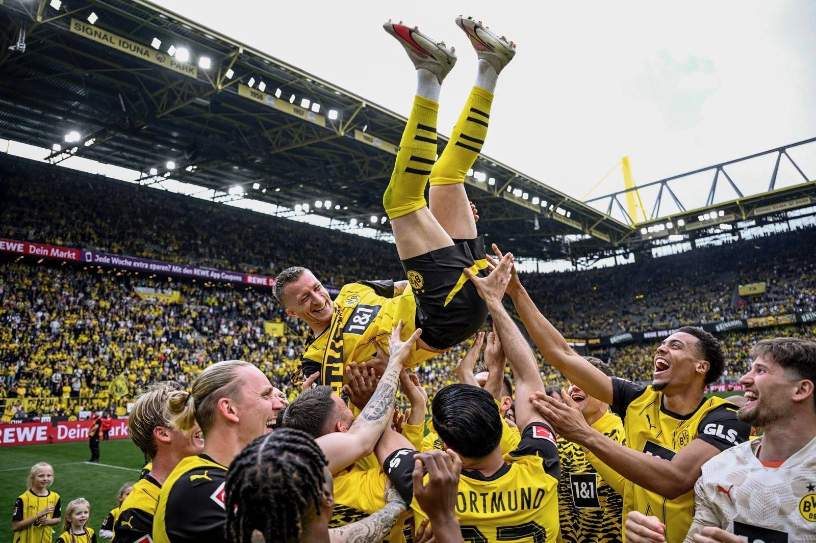 世俱杯分组-足球场边积极训练！多特蒙德队备战重要比赛