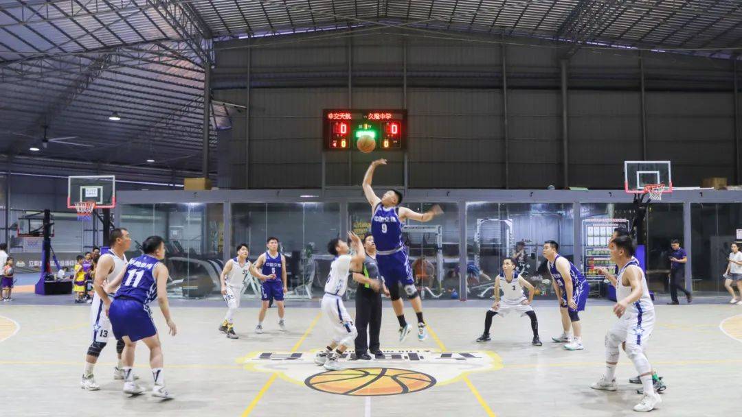 众多观众参与到篮球比赛中热情洋溢