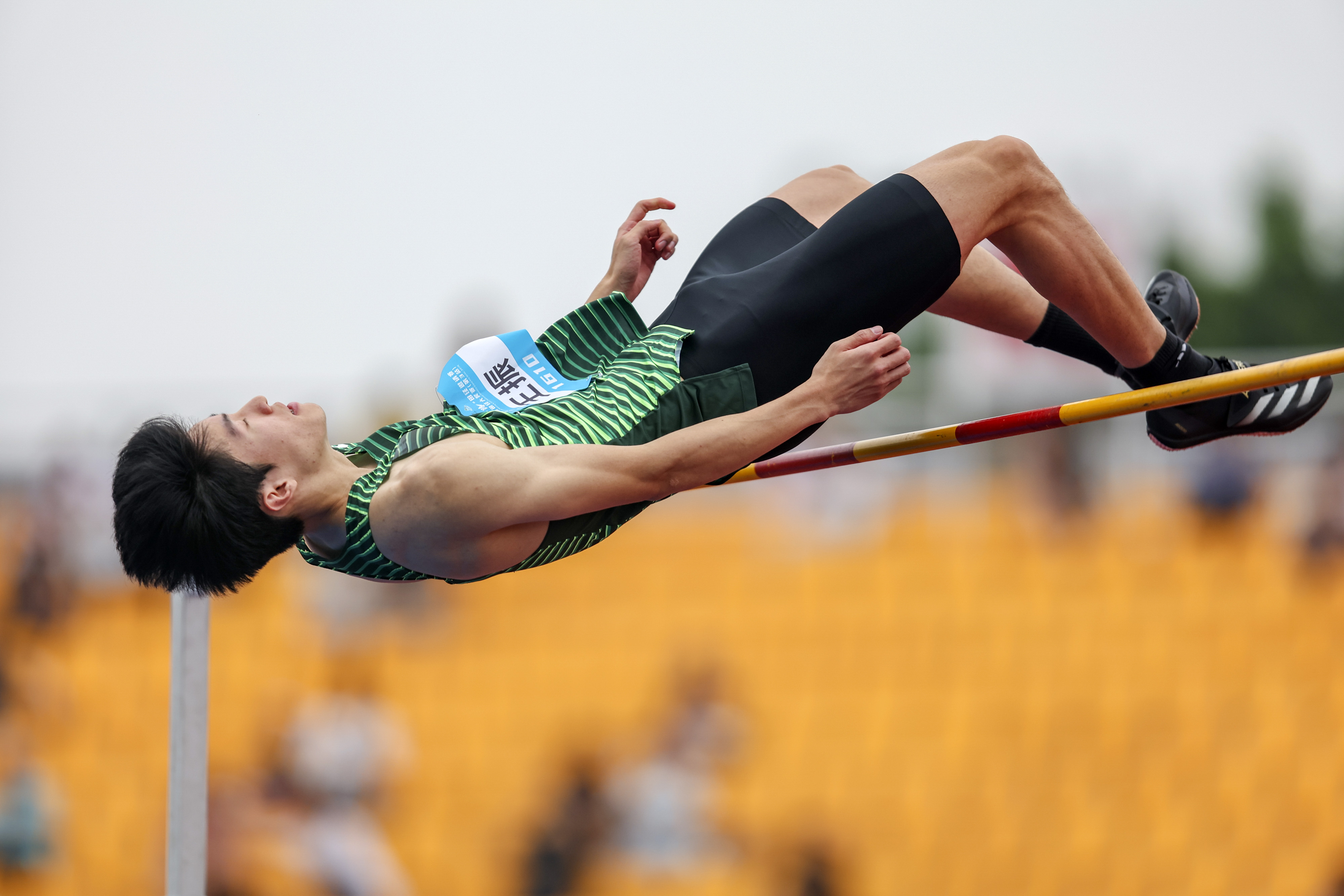 田径比赛惊险连连，冠军逐鹿巅峰