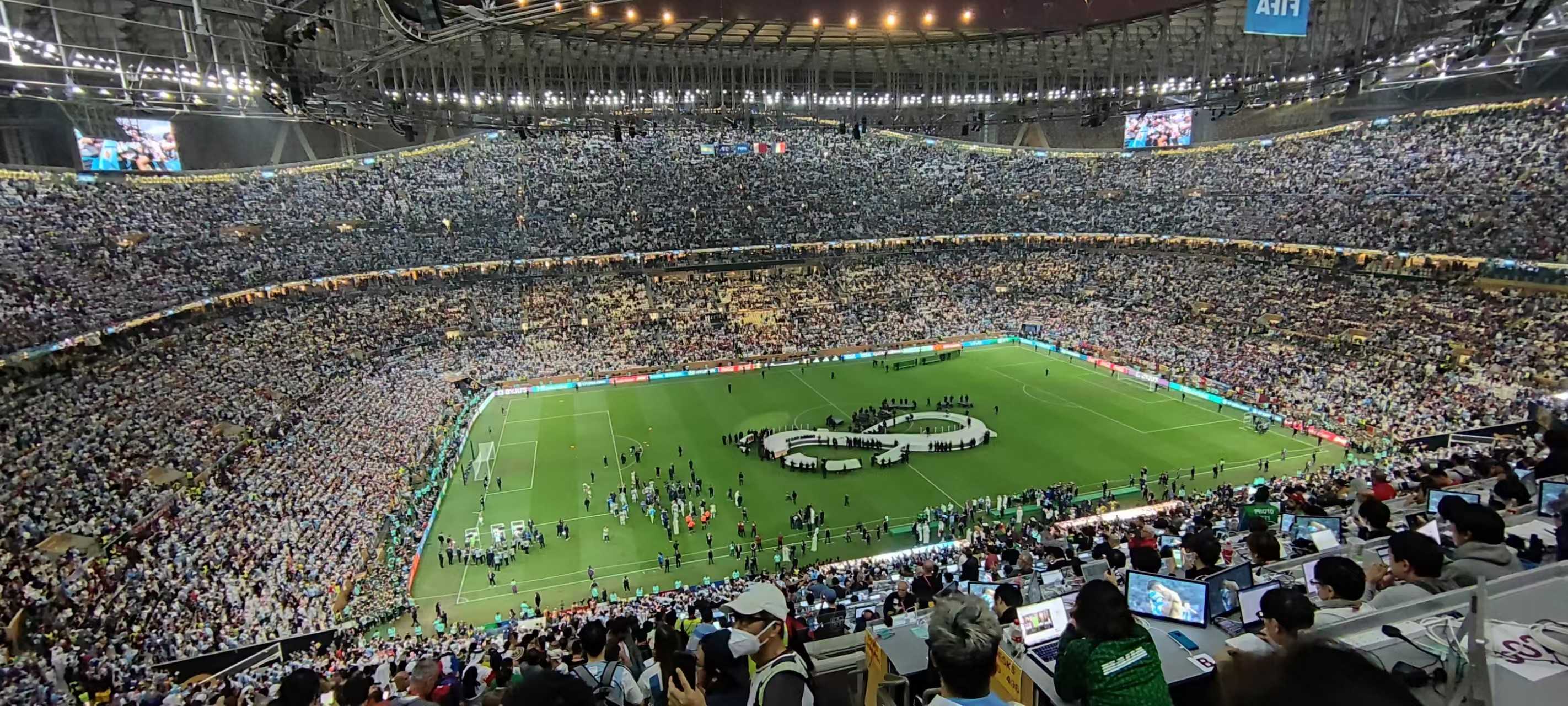 新赛季足球比赛引来大批球迷观战