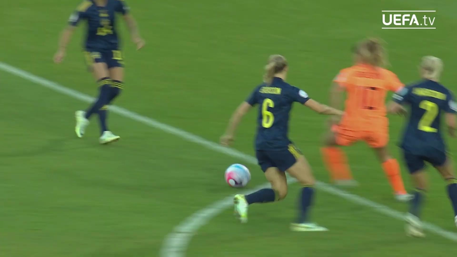 荷兰女足队赢得关键比赛晋级