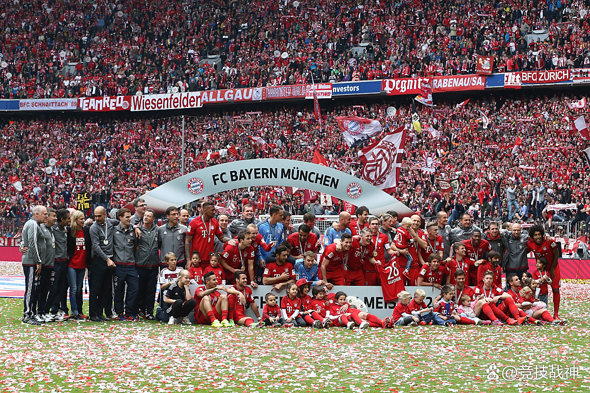 世俱杯2025-球迷们聚集在曼联女足球场为球队加油