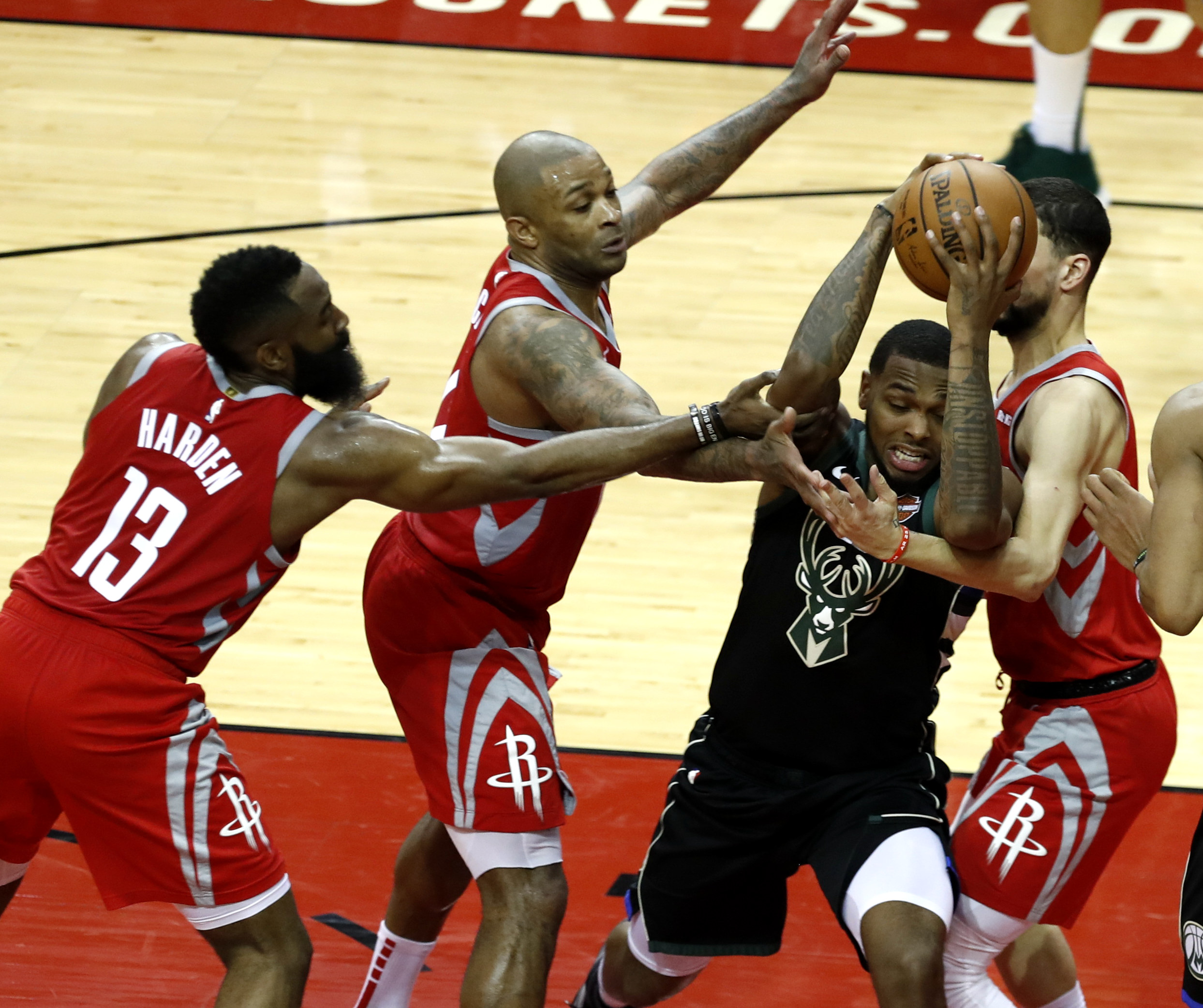 雄鹿队球员为社区义卖活动筹集善款的简单介绍