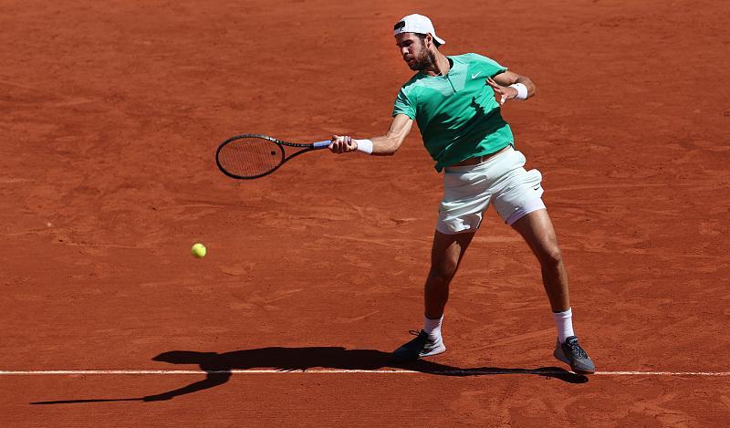 世俱杯赛程-对决火爆场地热气腾腾，观众狂热呼喊