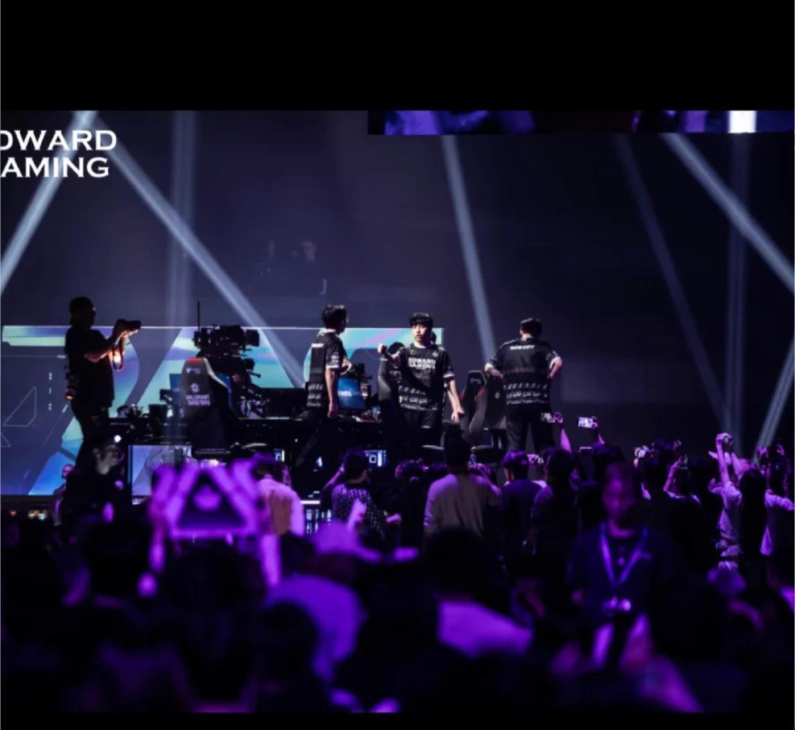 关于EDG血洗BRO，Inspired极限生还后反打宿敌对决成都决赛之夜，强势挺进下一轮的信息