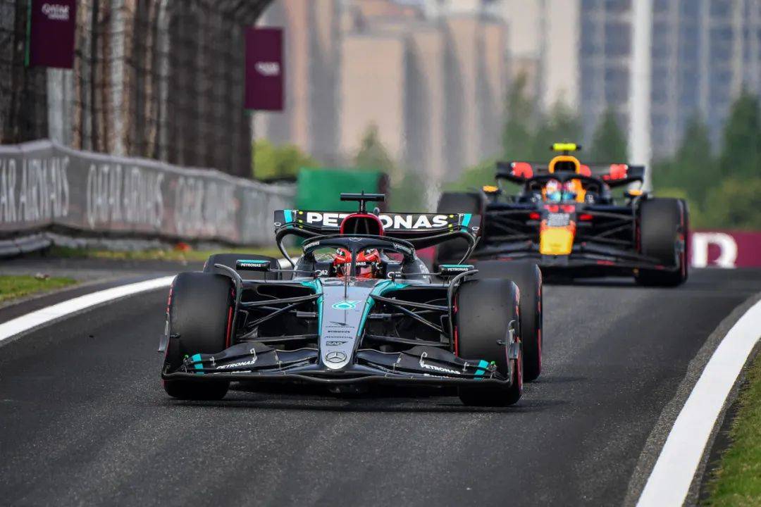 世俱杯决赛-阿斯顿马丁鏖战迈凯伦，佩雷兹惊艳四座